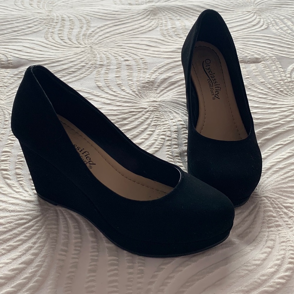 Black wedge heels